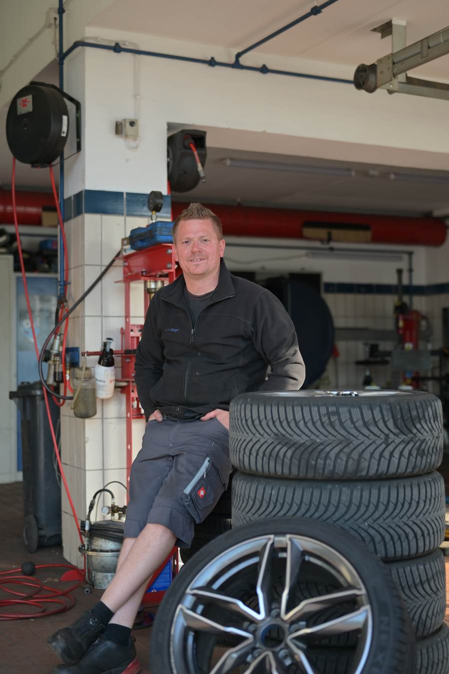 Christian Vögerl, Inhaber von Auto Vögerl in Dantersdorf bei Velburg, in seiner Werkstatt