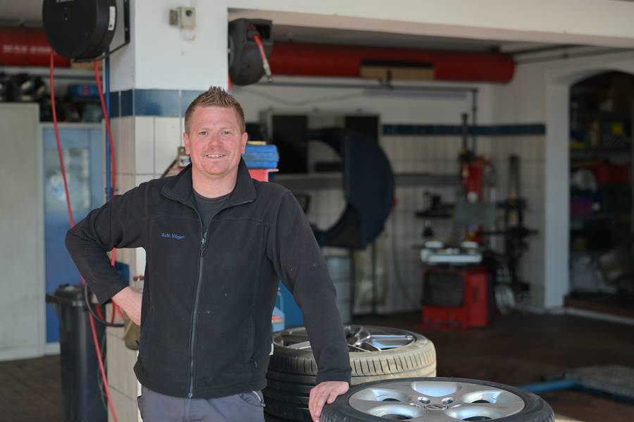 Christian Vögerl von Auto Vögerl beim Reifenservice in der Werkstatt in Dantersdorf