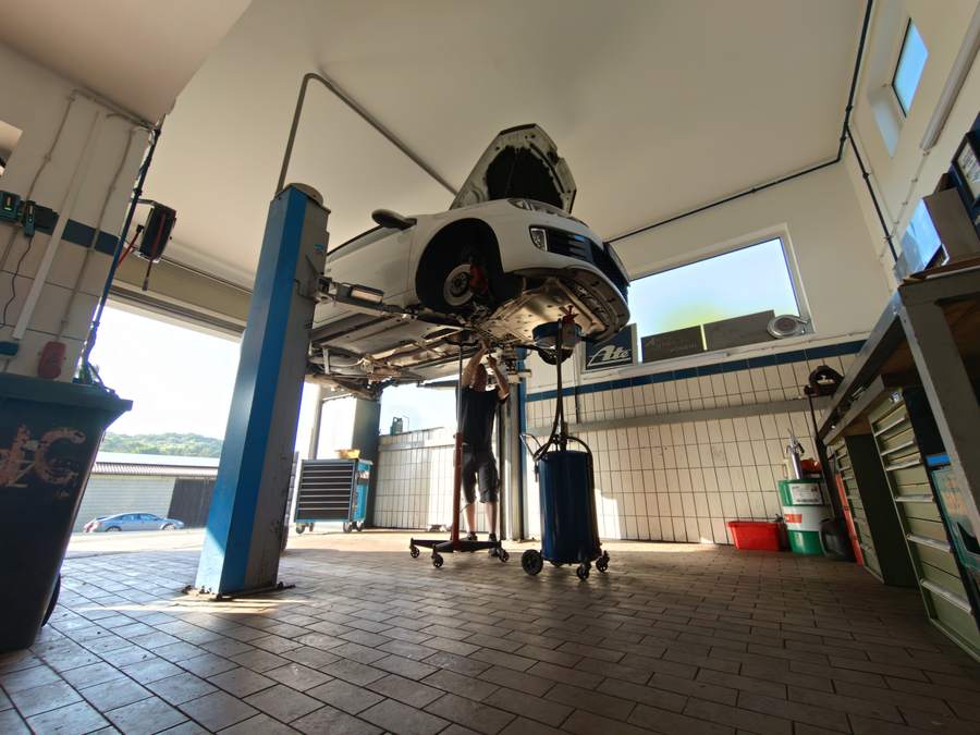 Werkstatthalle von Auto Vögerl in Dantersdorf bei Velburg – Fahrzeug auf der Hebebühne